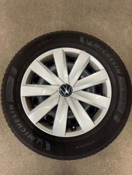 Stahlfelgen mit Winterreifen und Radkappen 215/60R16 Passend für VW Passat